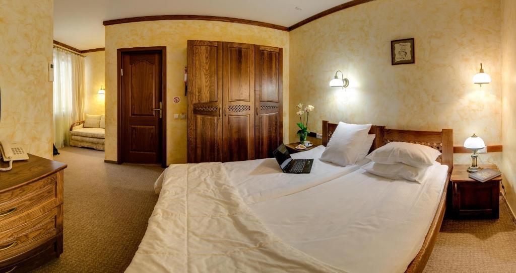 Pid Templem Hotel Ivano-Frankivs'k Room photo