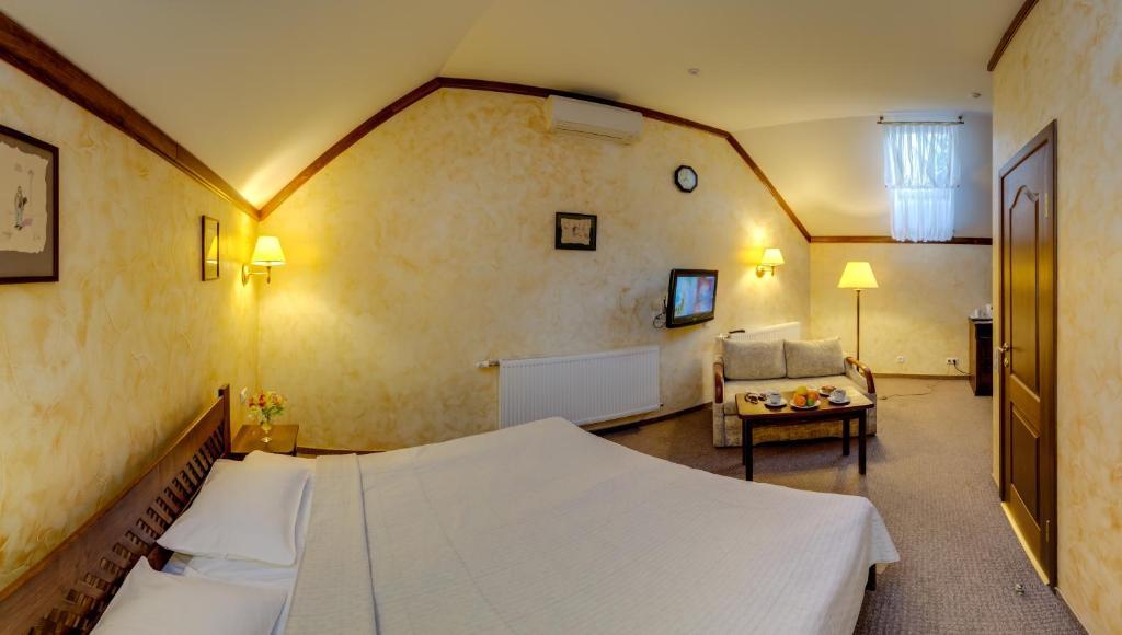 Pid Templem Hotel Ivano-Frankivs'k Room photo