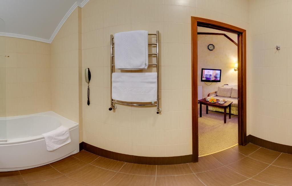 Pid Templem Hotel Ivano-Frankivs'k Room photo
